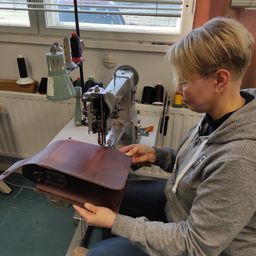 Laukku ommellaan reunoistaan käsivarsikoneella Nahkalaukun valmistaminen